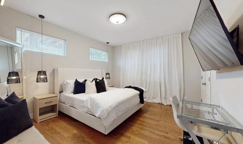 Modern Elegance: 4BR Duplex w/ Free Garage Parking in Chicago, USA