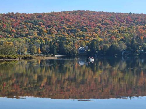 Sheldon Cozy on Lake Cottage with Private Jacuzzi