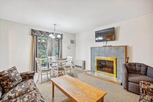 Cedarbrook Deluxe Two Bedroom Suite with outdoor heated pool 10708 in Killington, USA