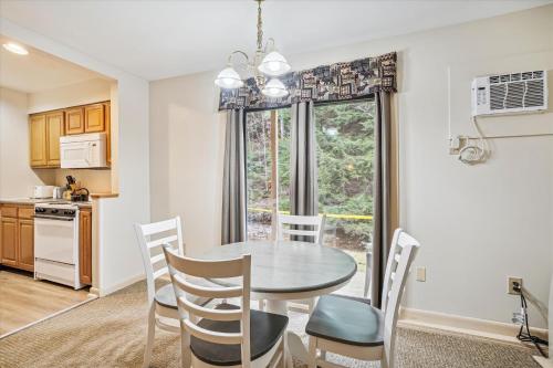 Cedarbrook Deluxe Two Bedroom Suite with outdoor heated pool 10708 in Killington, USA