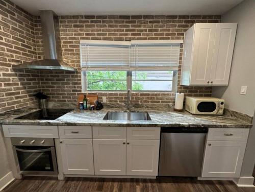 Elegant 1 Bdr Montrose-Bologna@The Italian Plaza near Menil Gyűjtemény