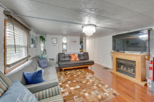 Family Home with Full Kitchen - 2 Mi to Hershey Park - image 9