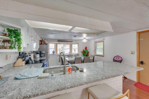 Family Home with Full Kitchen - 2 Mi to Hershey Park - image 10