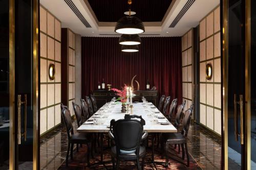 Étterem, the DOUGLAS, Autograph Collection Vancouver in Yaletown
