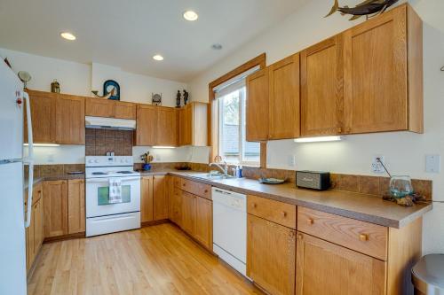 Historic District Home - Walk to Willapa Bay! in Ocean Park (WA)
