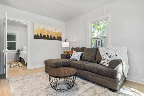 . 216: Lovely 1 bedroom close to amenities!