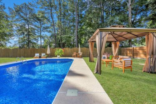 Savannah 5BR Pool, Jacuzzi, Firepit, Sports, Games