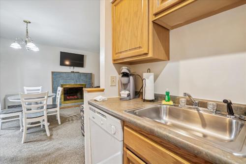 Cedarbrook Queen Suite 108 in Killington, USA