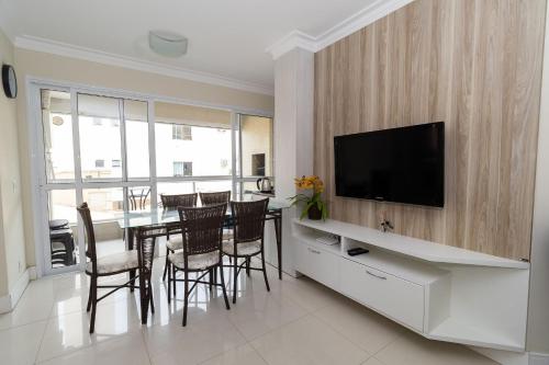 173 - Apartamento 02 Dormitórios na praia de Bombas para 6 pessoas