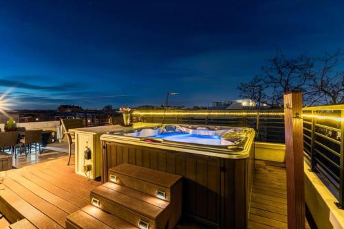 Family Retreat with Private Hot Tub Parking and Views in Philadelphia, USA