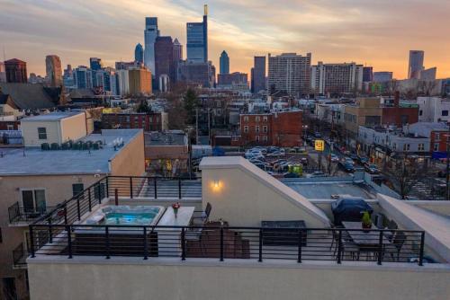Family Retreat with Private Hot Tub Parking and Views in Philadelphia, USA