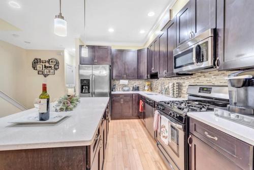 Family Retreat with Private Hot Tub Parking and Views in Philadelphia, USA