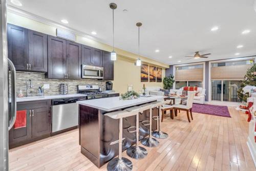 Family Retreat with Private Hot Tub Parking and Views in Philadelphia, USA