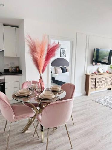 Executive 2-Bed Apartment Near City Centre & Hospital - Free Parking! - Worcester
