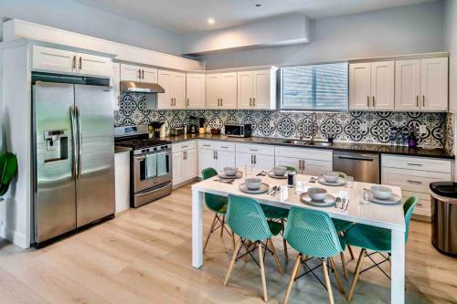 Stunning Mid-City New Home - Modern & Luxe Living! in Los Angeles, USA