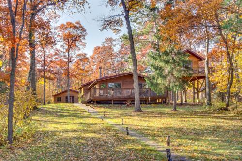 Spacious Cabin on Cross Lake Treehouse and Sauna! in Cross Lake, USA