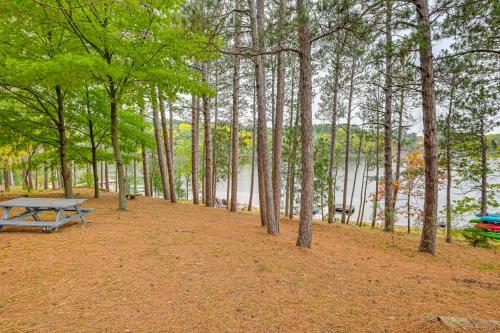 Quiet Retreat on Lake with Kayaks Boats Bikes! - image 10
