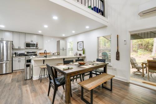 Lakefront Texas Abode w/ Kayaks, Fire Pit & Patio! in Pittsburg (TX)