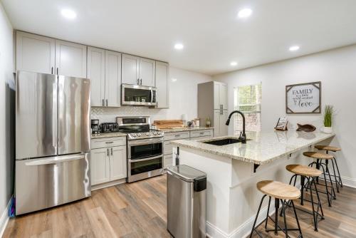 Lakefront Texas Abode w/ Kayaks, Fire Pit & Patio! in Pittsburg (TX)