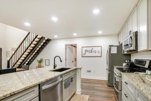 Lakefront Texas Abode w/ Kayaks, Fire Pit & Patio! in Pittsburg (TX)