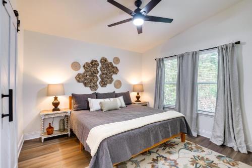 Lakefront Texas Abode w/ Kayaks, Fire Pit & Patio! in Pittsburg (TX)