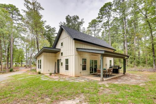 Lakefront Texas Abode w/ Kayaks, Fire Pit & Patio! in Pittsburg (TX)