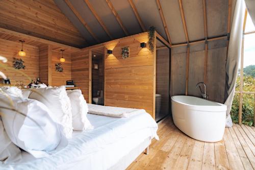 อ่างแช่น้ำร้อน, TEVA Glamping & Retreat in ลากันเดลาเรีย