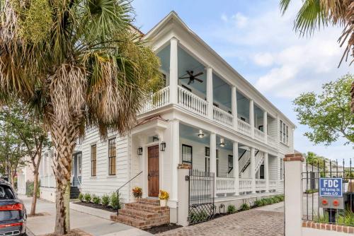 The Palmetto House B- Walk To King Street in Charleston, USA