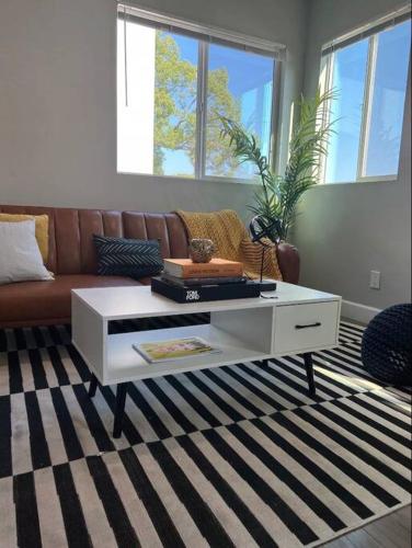 Central 4BD Townhome Sleeps 10 Near USC/DTLA/Expo in Los Angeles, USA