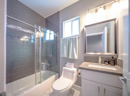 Central 4BD Townhome Sleeps 10 Near USC/DTLA/Expo in Los Angeles, USA