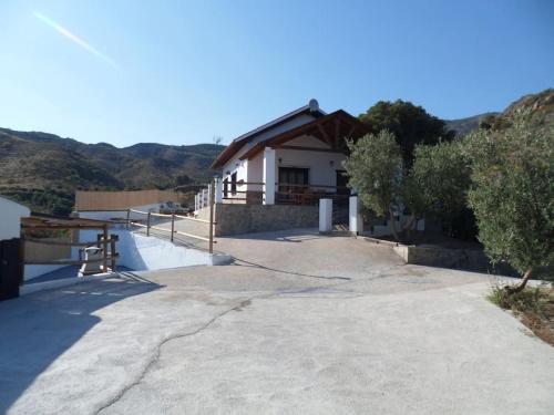 Cortijo Fuente Pinos, con piscina rodeado de pinar