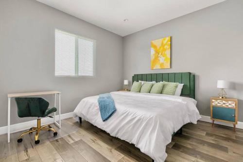 Fun Mid-City New Home Sleeps 10 Near USC/DTLA/Expo in Los Angeles, USA