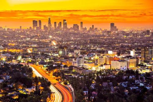 Fun Mid-City New Home Sleeps 10 Near USC/DTLA/Expo in Los Angeles, USA