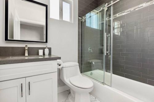 Fun Mid-City New Home Sleeps 10 Near USC/DTLA/Expo in Los Angeles, USA