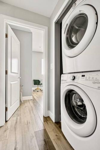 Fun Mid-City New Home Sleeps 10 Near USC/DTLA/Expo in Los Angeles, USA