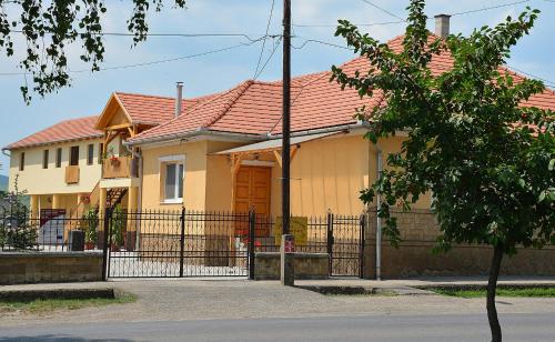  Ezüstfenyő Vendégház, Pension in Rátka