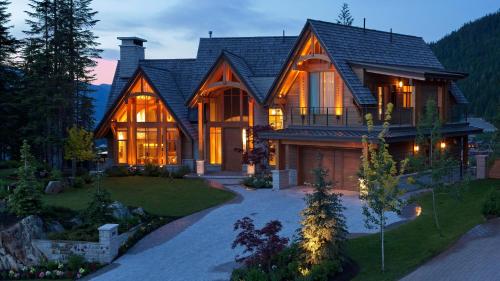 Kadenwood 2951 - Guest Favorite Luxury Ski Chalet with Jacuzzi, Heated Pool & Cinema in Whistler, Canada