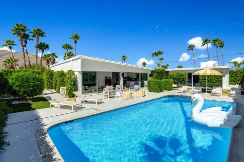 Luxury Palm Springs Home With a POOL, Next to Downtown & Airport