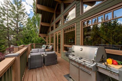 Meadow Green Chalet - Family Chalet, Golf Course, Hot Tub, BBQ, Garden - Whistler Platinum