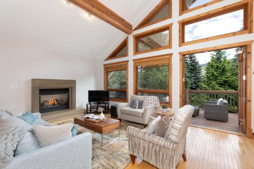 Meadow Green Chalet - Family Chalet, Golf Course, Hot Tub, BBQ, Garden - Whistler Platinum