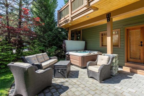 Meadow Green Chalet - Family Chalet, Golf Course, Hot Tub, BBQ, Garden - Whistler Platinum