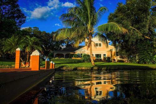 Lakefront Winter Haven Retreat Hot Tub and Patio!