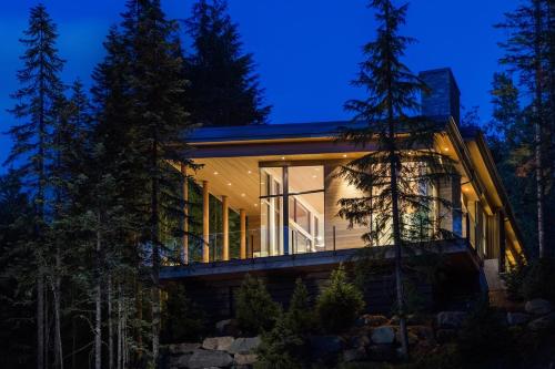 Kadenwood 2927 | Stylish Ski-Access Chalet, Hot Tub, Media Room, Views in Whistler, Canada