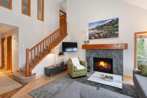 Painted Cliff 11 - Dog Friendly, Ski-In Ski-Out, Fireplace, Communal Hot Tub - Whistler Platinum