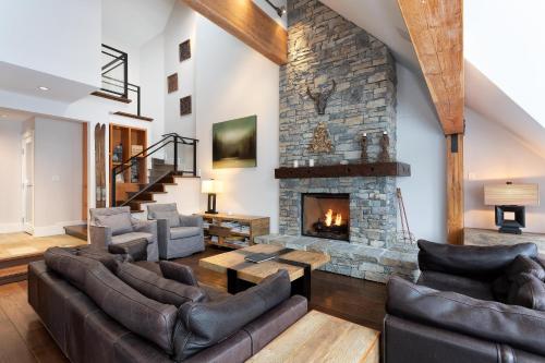 Pinnacle Ridge 21 | Family Townhome w/ Prime Ski Access, Hot Tub, 2 Living Rooms & Fireplace in Whistler, Canada