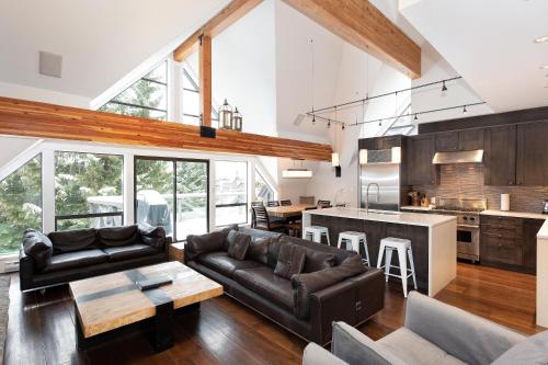 Pinnacle Ridge 21 | Family Townhome w/ Prime Ski Access, Hot Tub, 2 Living Rooms & Fireplace in Whistler, Canada