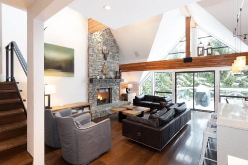 Pinnacle Ridge 21 | Family Townhome w/ Prime Ski Access, Hot Tub, 2 Living Rooms & Fireplace in Whistler, Canada