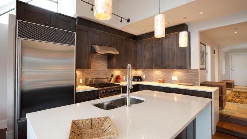 Pinnacle Ridge 21 | Family Townhome w/ Prime Ski Access, Hot Tub, 2 Living Rooms & Fireplace in Whistler, Canada