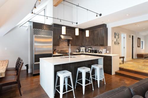 Pinnacle Ridge 21 | Family Townhome w/ Prime Ski Access, Hot Tub, 2 Living Rooms & Fireplace in Whistler, Canada