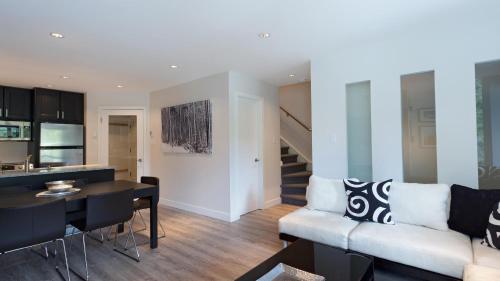 Gables 25 | Best Townhome Location! Walk Everywhere in 5 mins in Whistler, Canada
